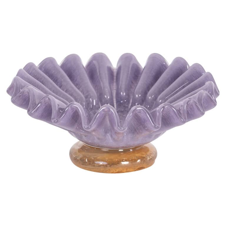Élégant vase en verre avec un bord festonné et un socle en marbre, idéal pour la décoration d'intérieur.