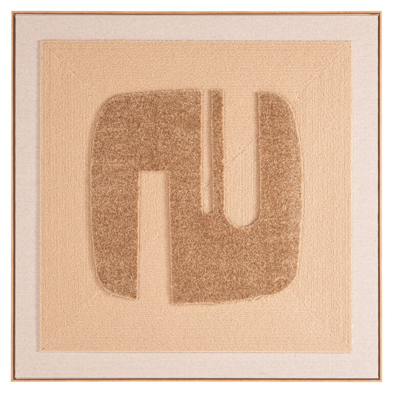 Œuvre d'art abstraite moderne aux formes géométriques, dans des tons beiges et bruns.