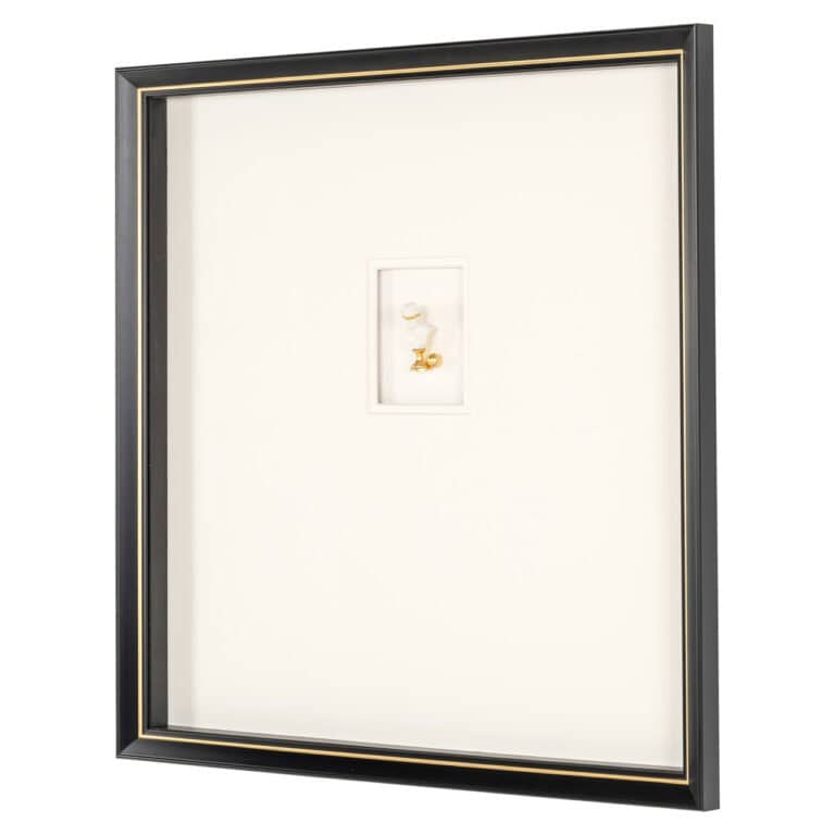 Œuvre d'art composée de sculptures dorées dans un cadre noir, décoration d'intérieur moderne, œuvre d'art exclusive.