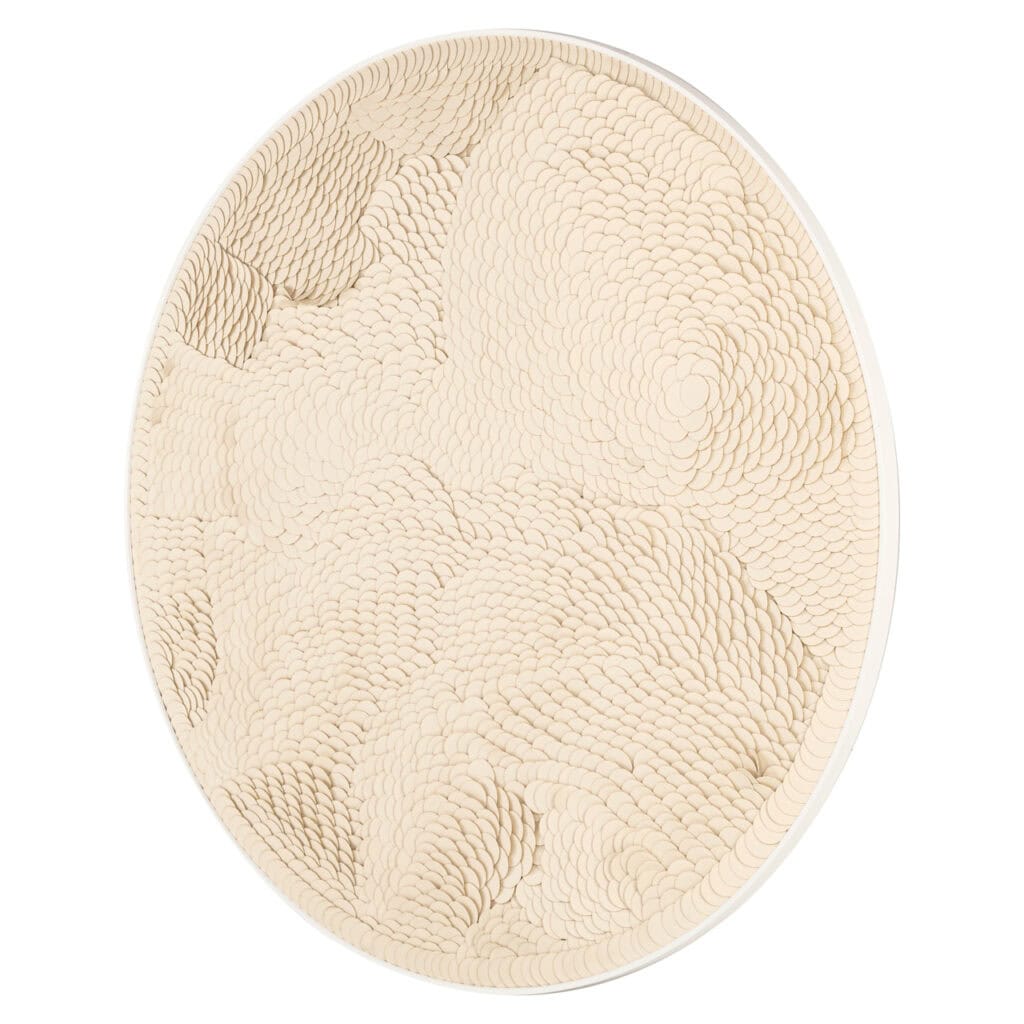 Kunstzinnig houten wanddecoratie met organisch patroon, perfect voor modern interieur.