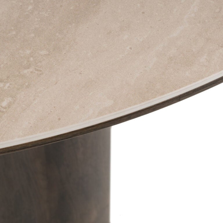 Moderne eettafel met marmeren blad en houten onderstel, stijlvolle interieuraccessoire.