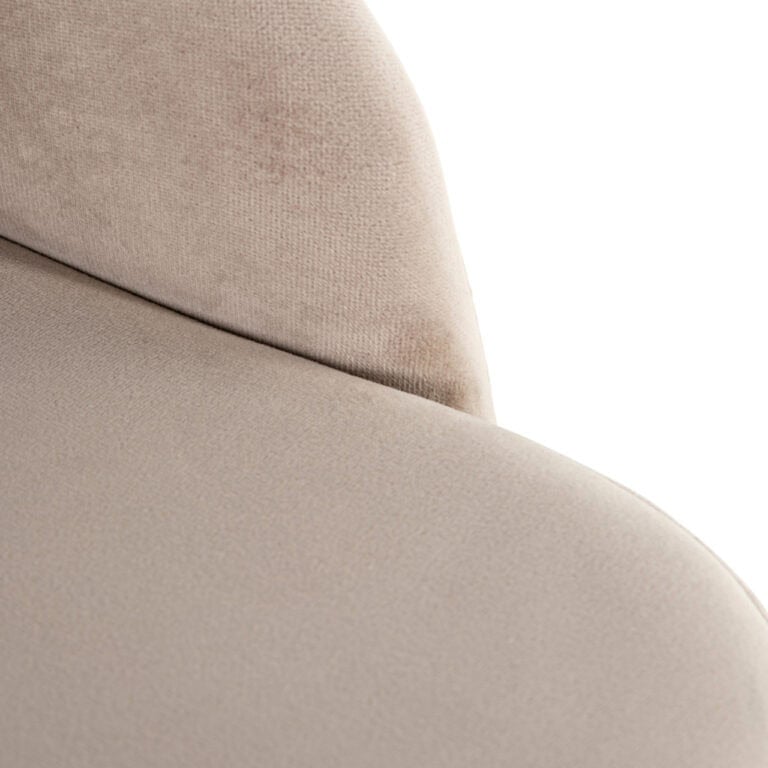 Zitbank met beige bekleding en comfortabele uitstraling, perfect voor modern interieurdesign.