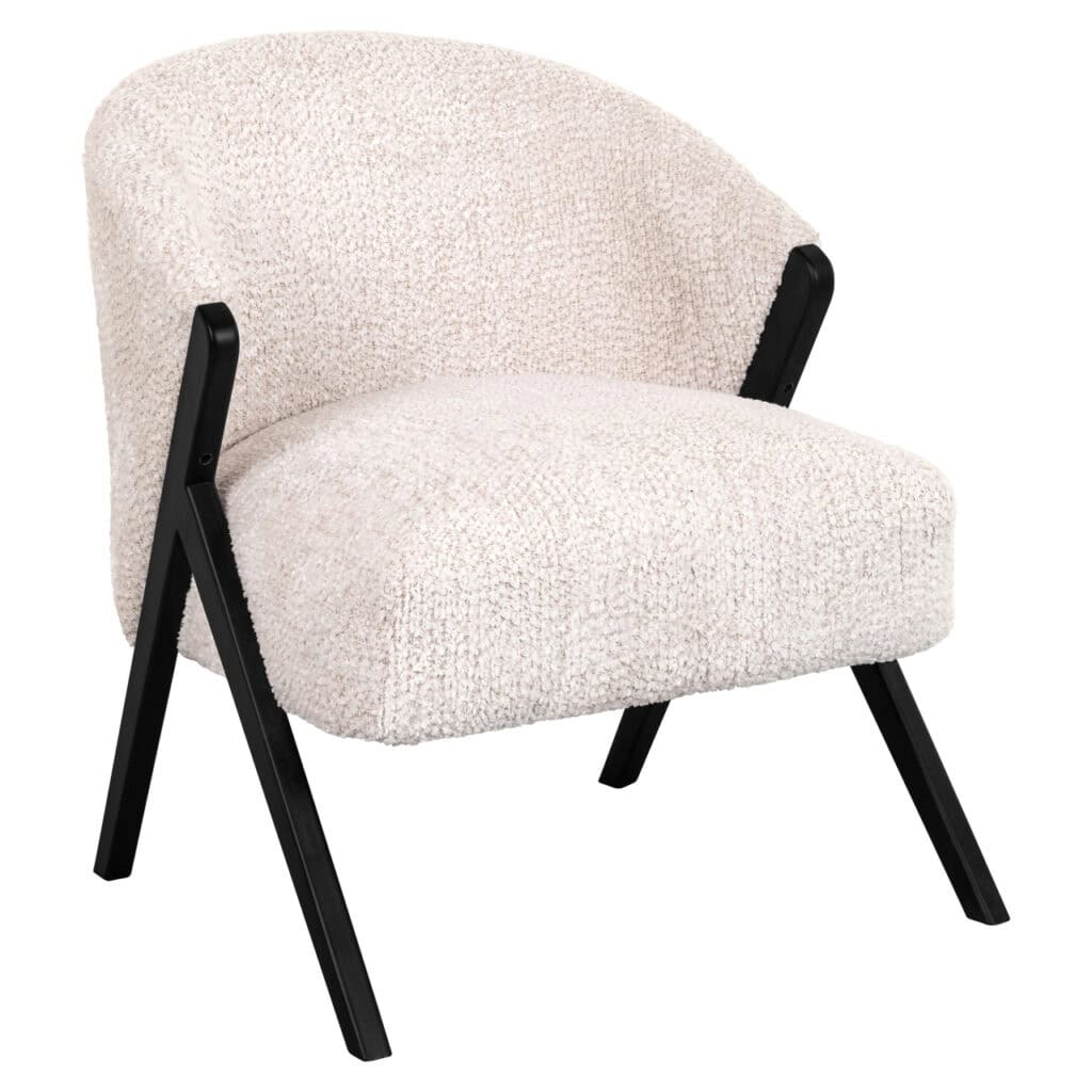 Comfortabele beige fauteuil met zwarte houten poten, perfect voor modern interieur.