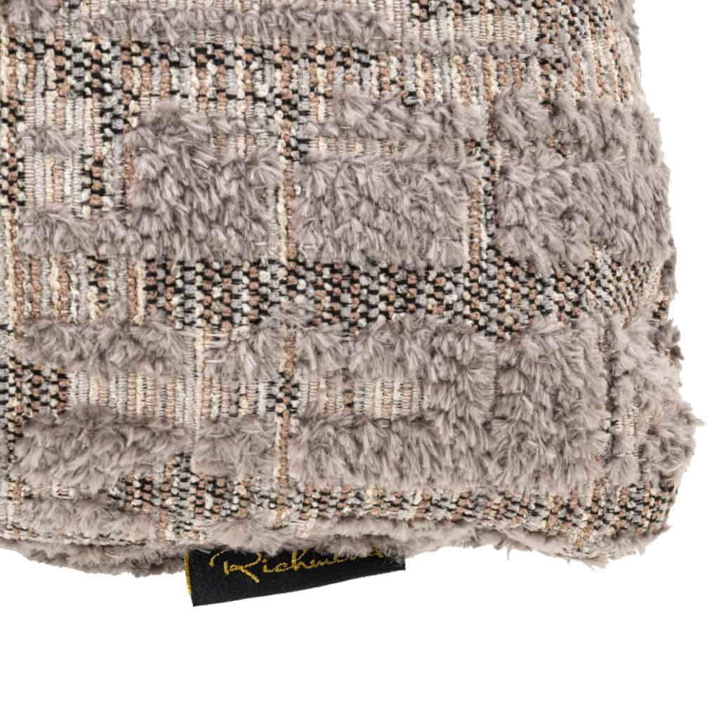 Zacht, luxe tapijt met wollige textuur en patroon, perfect voor moderne interieurs.