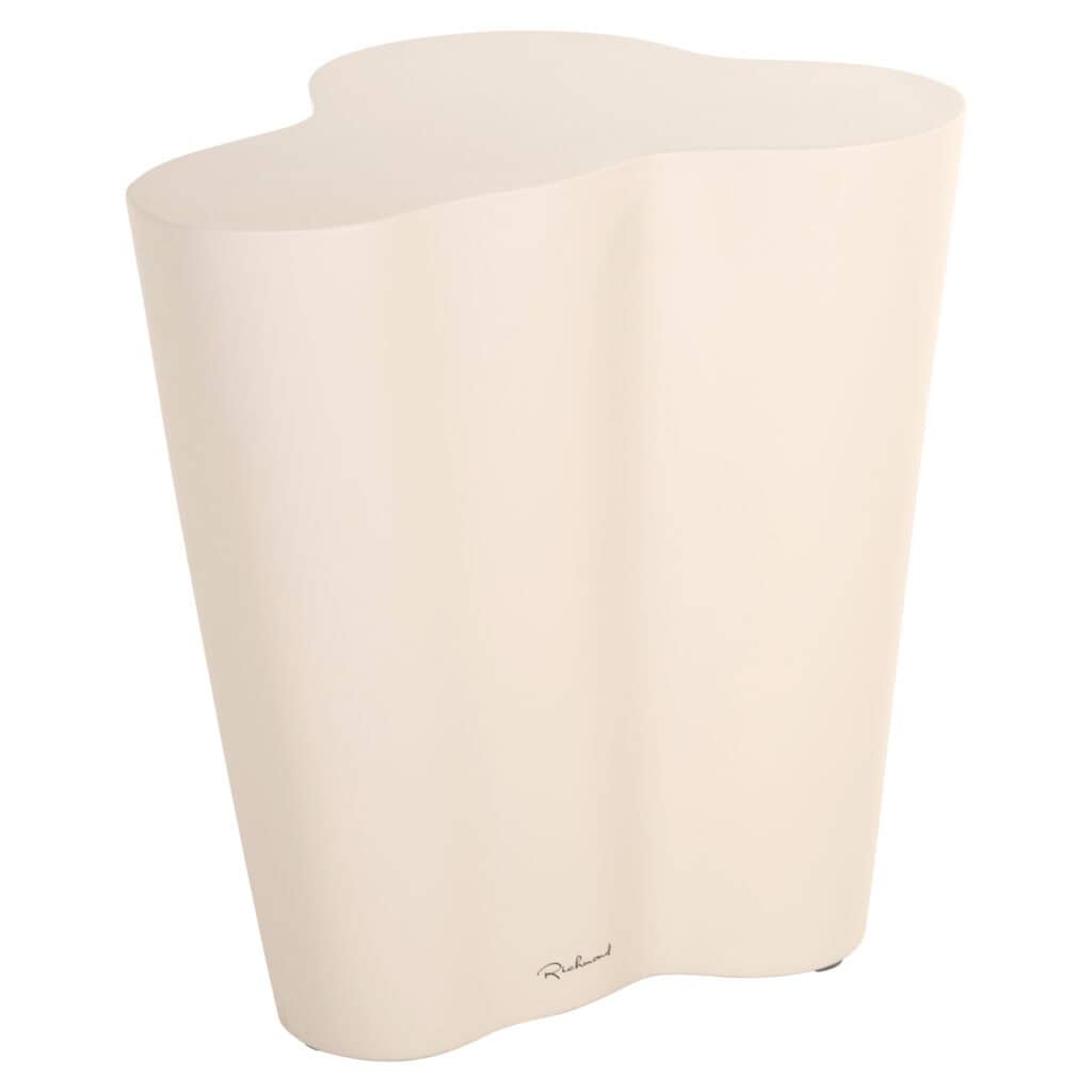 Witte moderne bloempot voor interieurdecoratie en plantenpresentatie.