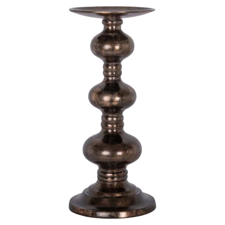 Vintage metalen kandelaar met antieke afwerking voor sfeervolle interieurdecoratie.