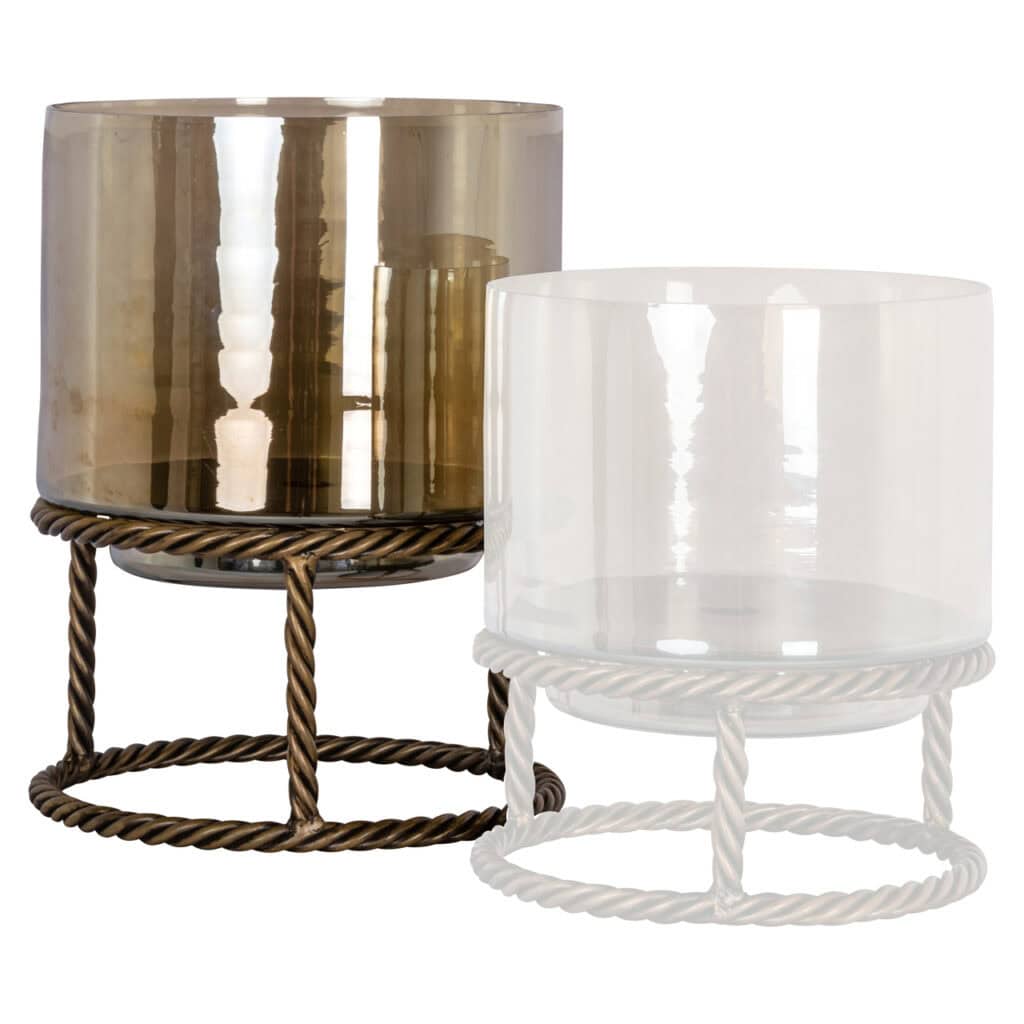 Decoratieve kandelaars in goud en wit met metalen basis.