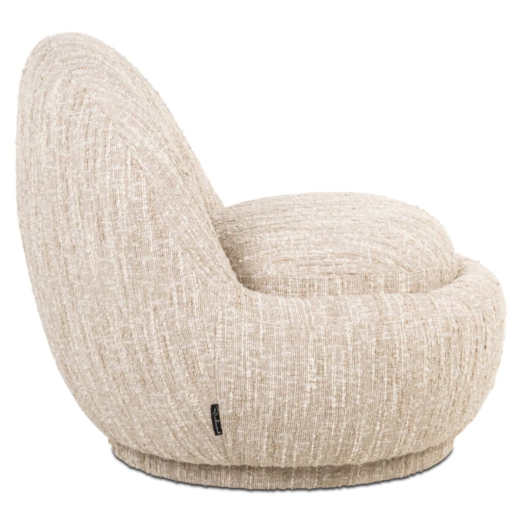 Comfortabele beige lounge chair met zachte textuur, perfect voor moderne interieurdesigns.