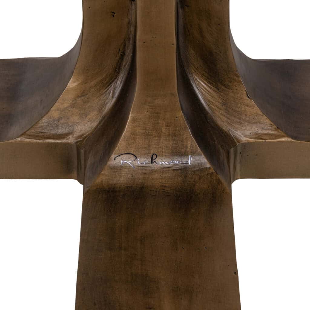Moderne houten sculptuur met Richmond-logo, uniek design voor interieurdecoratie.