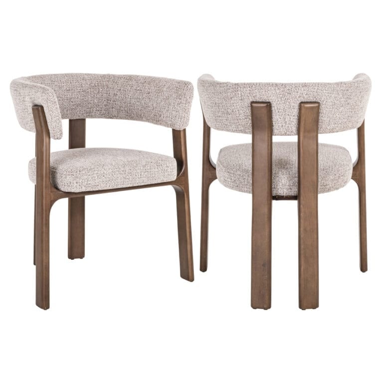 Moderne eetkamerstoelen met houten poten en beige bekleding.