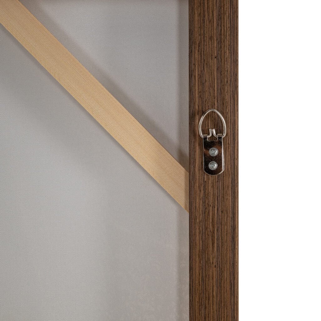 Moderne houten deur met slot en sleutelhanger, perfect voor stijlvolle interieurontwerpen.