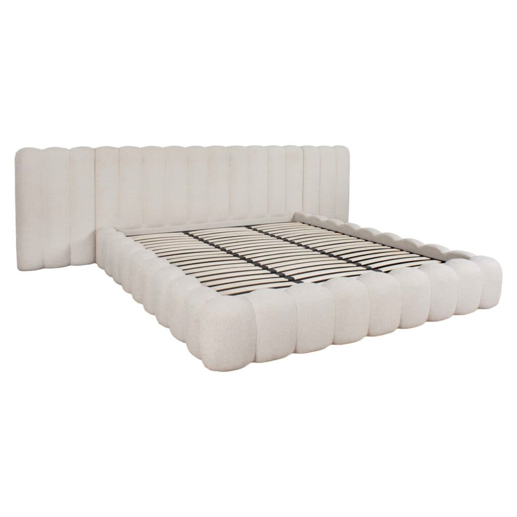 Luxe bedframe met zachte, gestikte bekleding en houten lattenbodem.