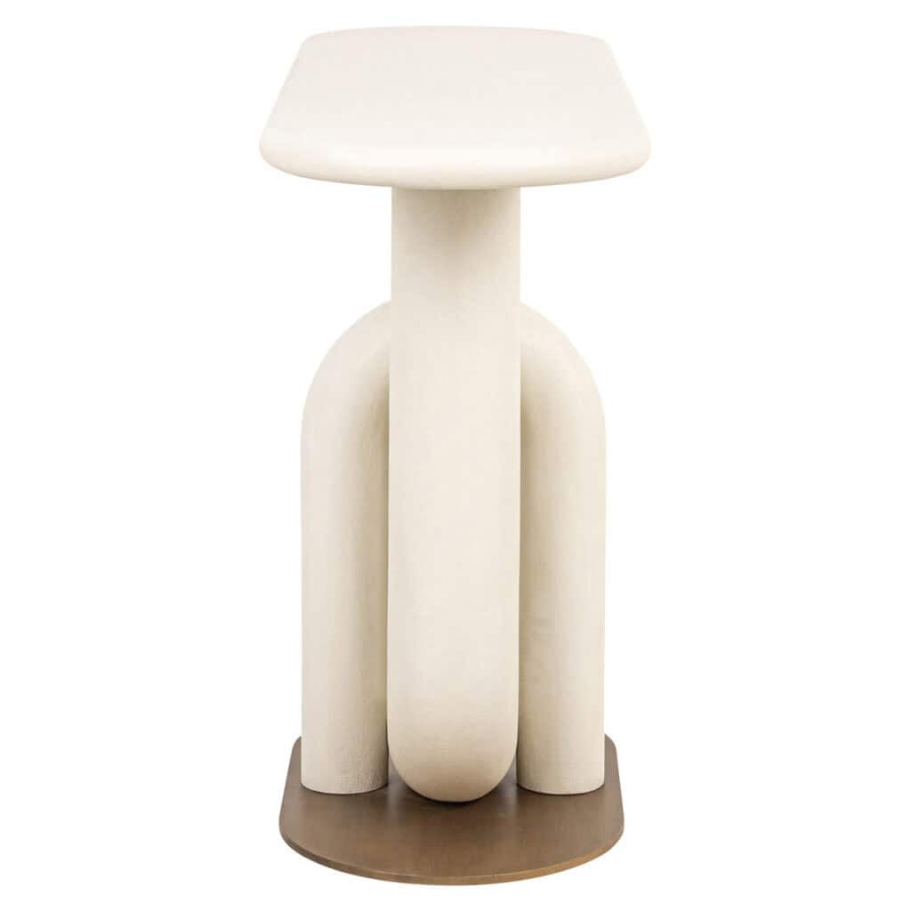 Unieke sculpturale bijzettafel met crèmekleurige afwerking en houten onderkant.