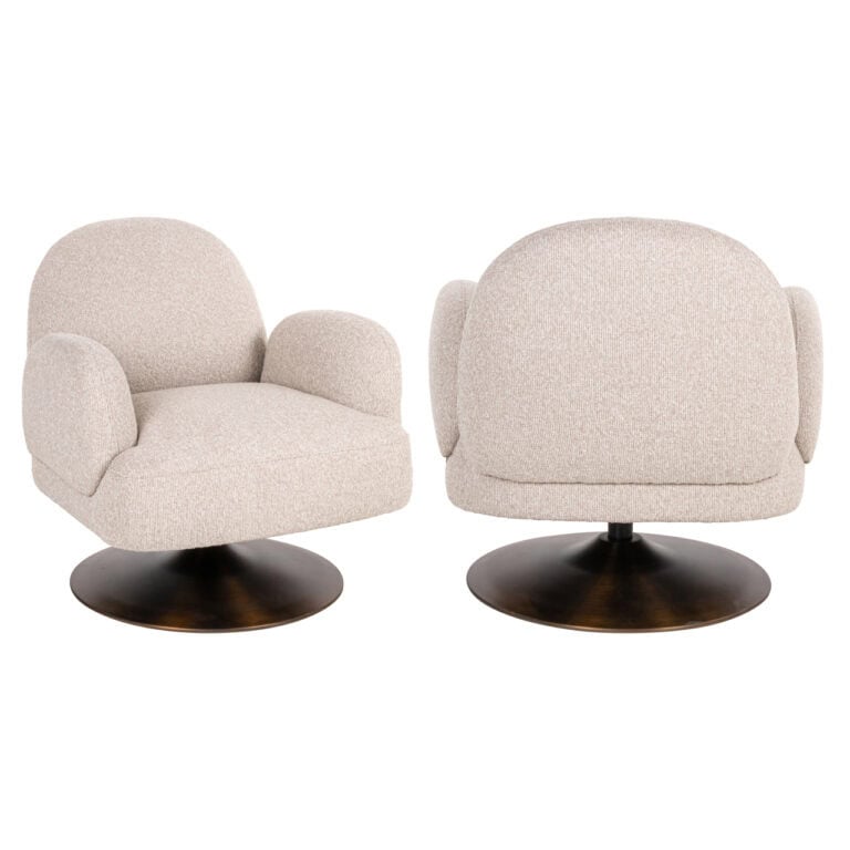 Moderne beige fauteuils met ronde vormen en draaibare basis, ideaal voor stijlvolle woonruimtes.