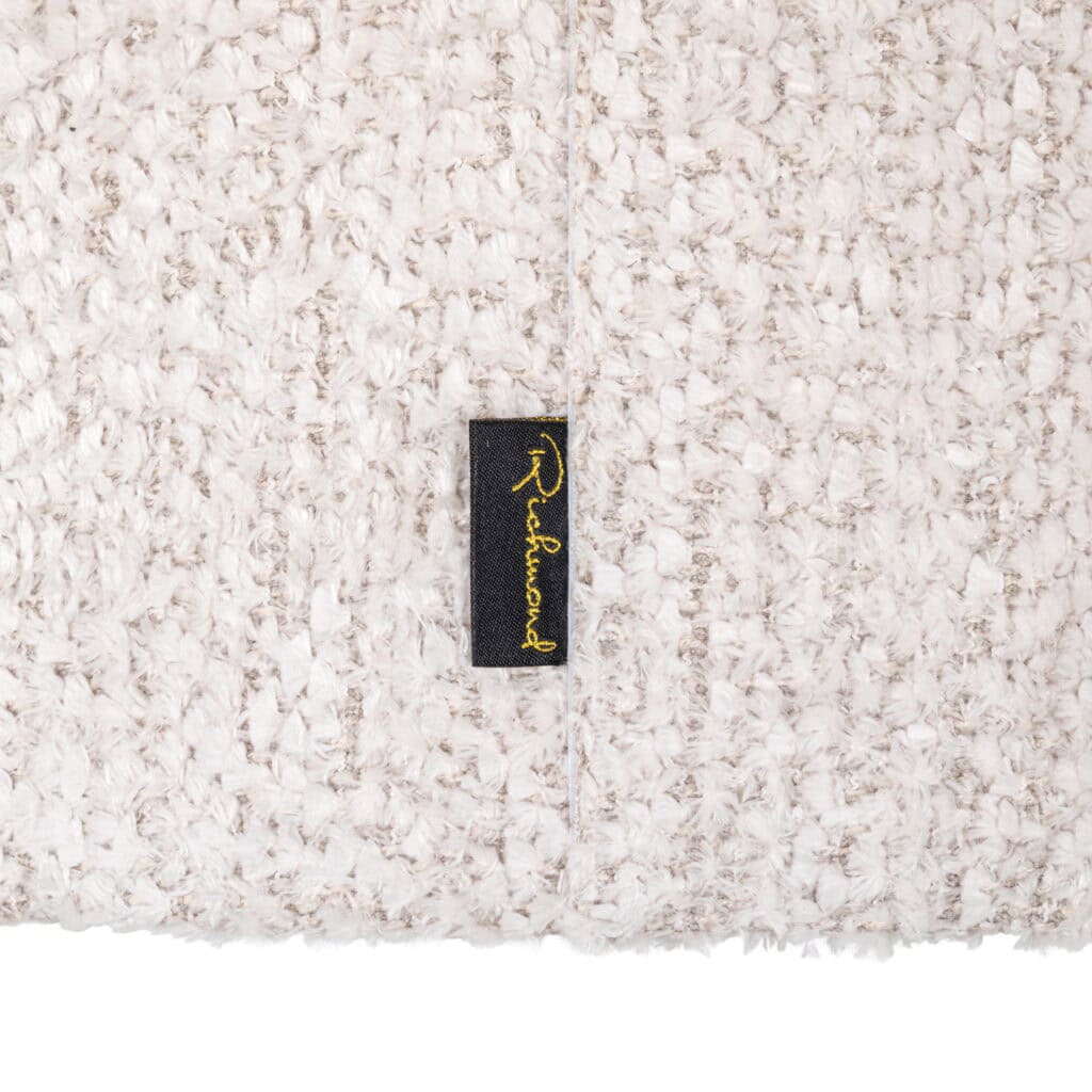 Luxe witte textuur tapijt met Richmond Interiors label voor stijlvolle interieurdecoratie.