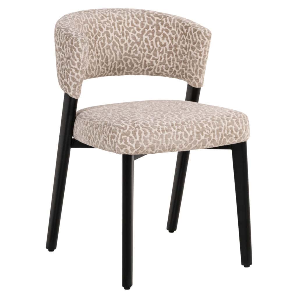 Moderne eetkamerstoel met beige dierenprint bekleding en zwarte poten.