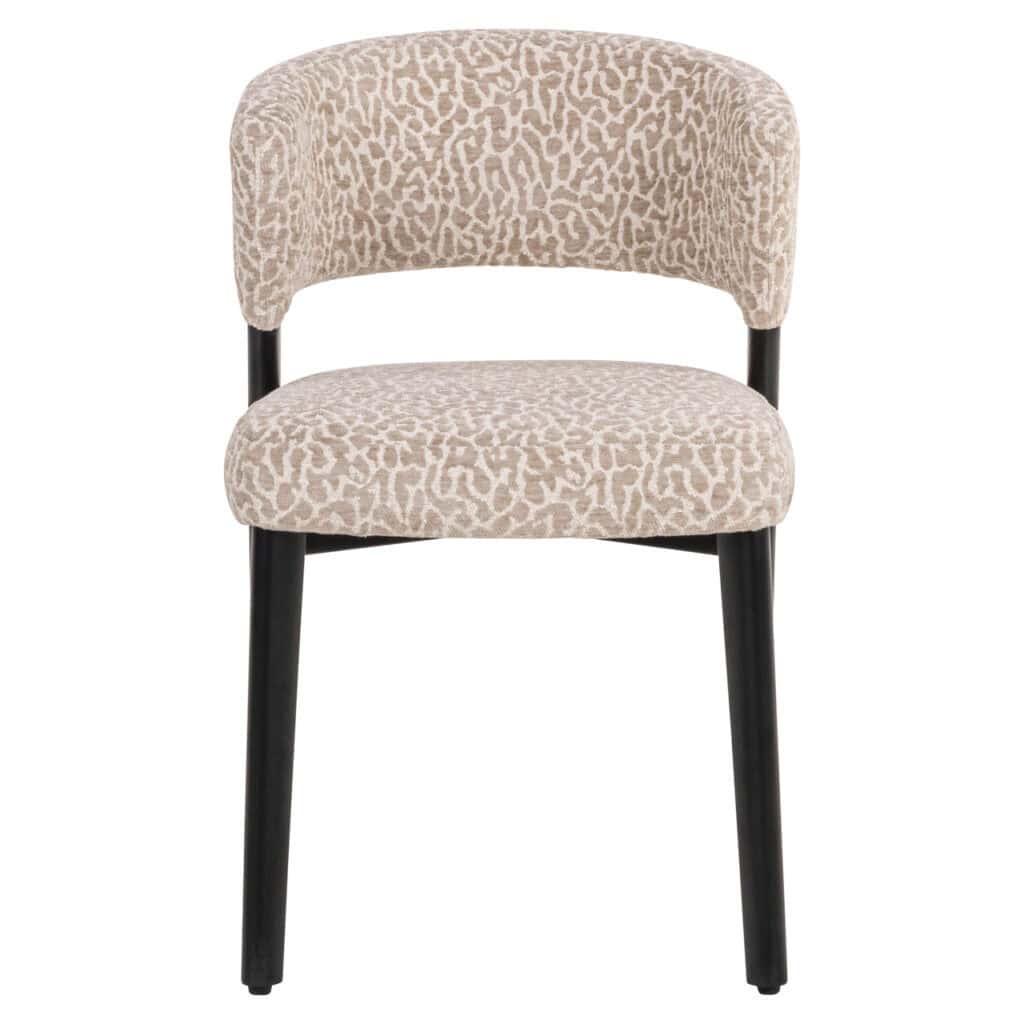 Houten stoel met beige dierenprint bekleding, modern interieurdesign.