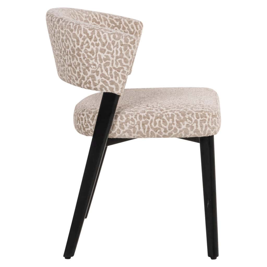Moderne beige gestoffeerde eetkamerstoel met zwarte houten poten.