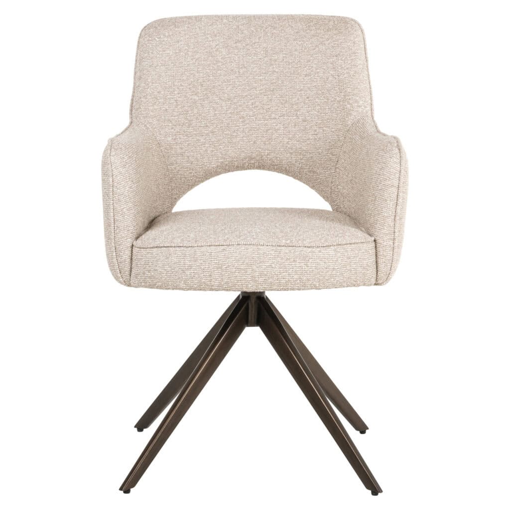 Armstoel met beige bekleding en houten poten, perfect voor modern interieur.