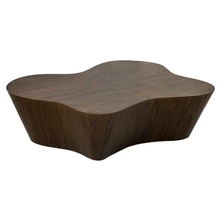 Organische houten salontafel met natuurlijke uitstraling, perfect voor modern interieur.