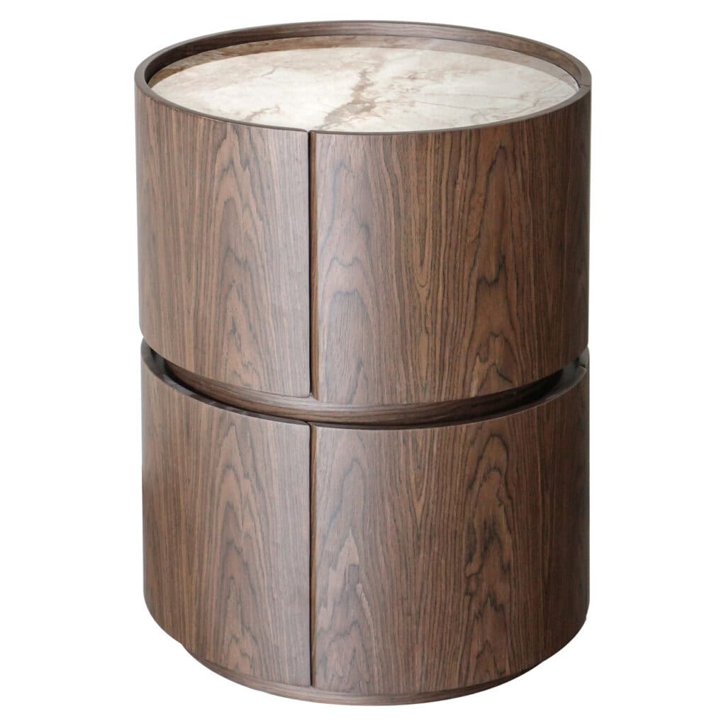 Ronde houten bijzettafel met marmeren blad, elegant en functioneel.