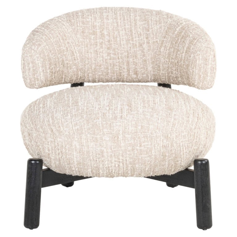 Moderne beige gestoffeerde stoel met zwarte houten poten, perfect voor interieurdecoratie.