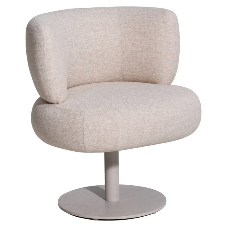 Moderne beige lounge stoel met ronde basis en zachte bekleding, geschikt voor stijlvolle interieurs.