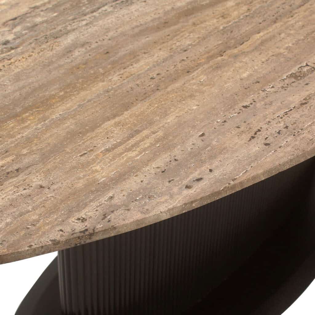 Natuurstenen tafelblad met zwarte ribbelige onderkant, modern interieur design.