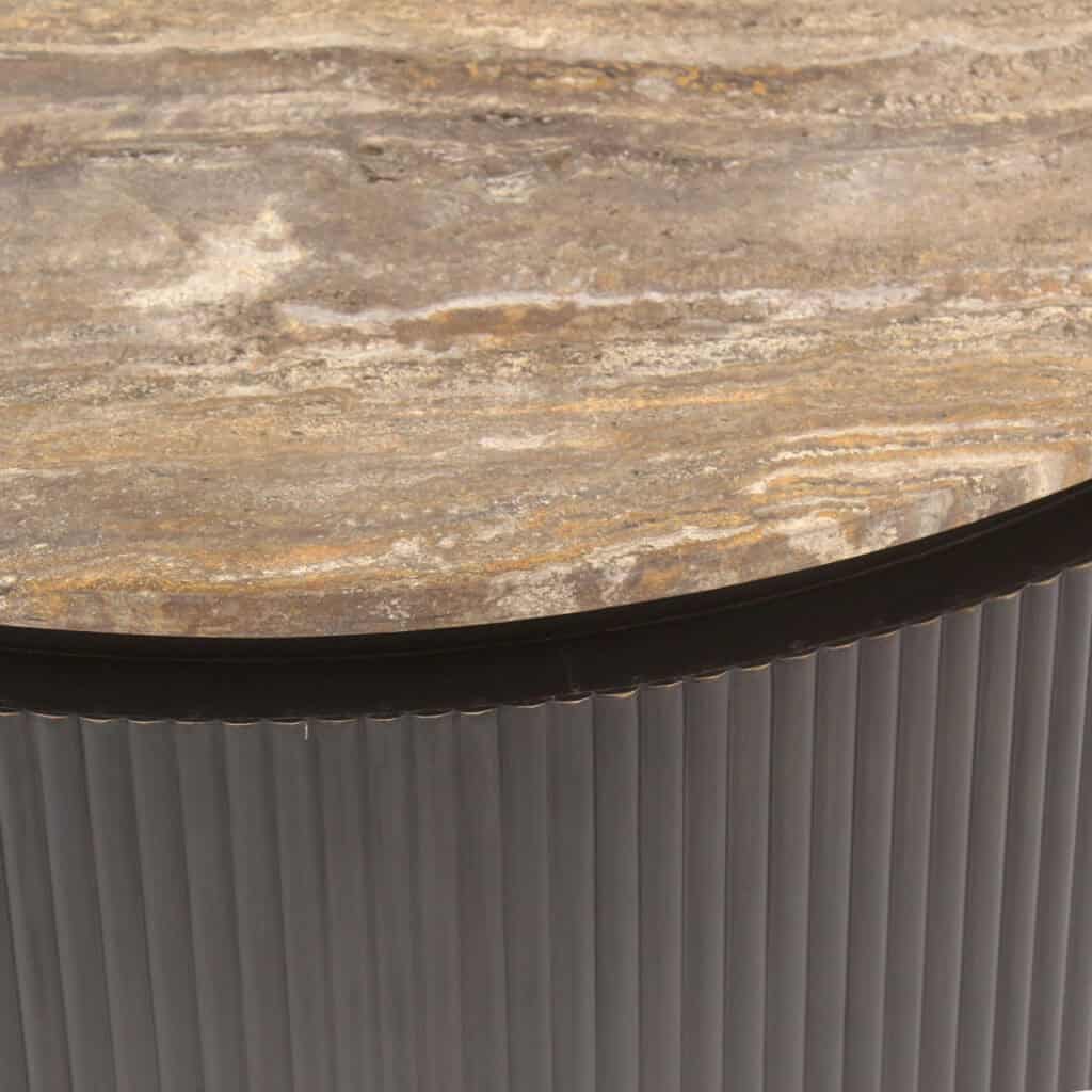 Moderne houten tafel met metalen rand, perfect voor interieurdesign en woondecoratie.