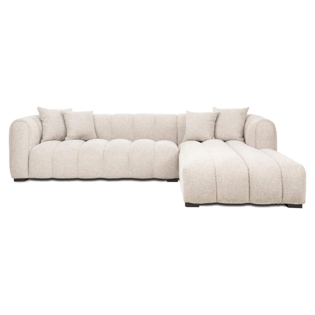 Luxe hoekbank in lichte stof met comfortabele kussens, perfect voor modern interieur.