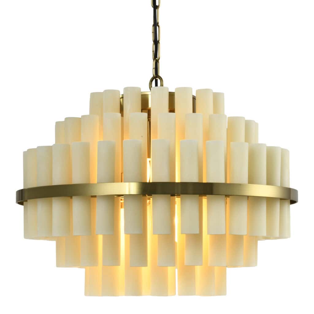 Elegante ivoorkleurige hanglamp met kaarsvormen, modern interieuraccessoire.