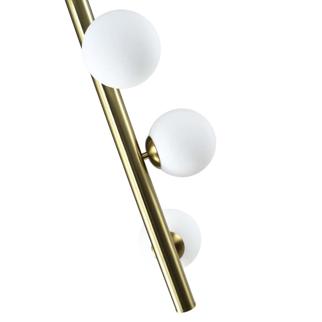 Moderne gouden vloerlamp met witte bolvormige lampenkappen voor interieur.