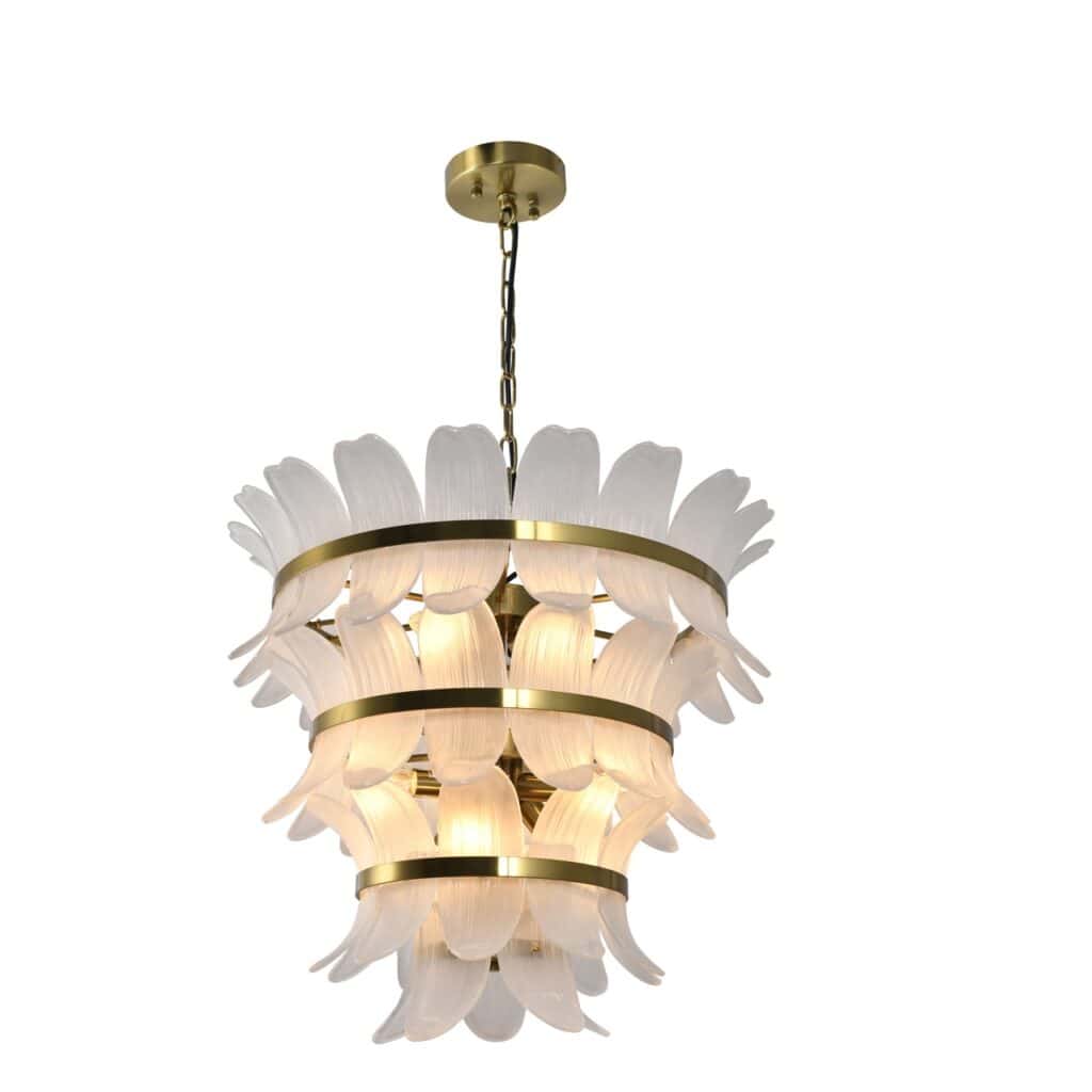 Hanglamp met bloemvormige witte en gouden details.