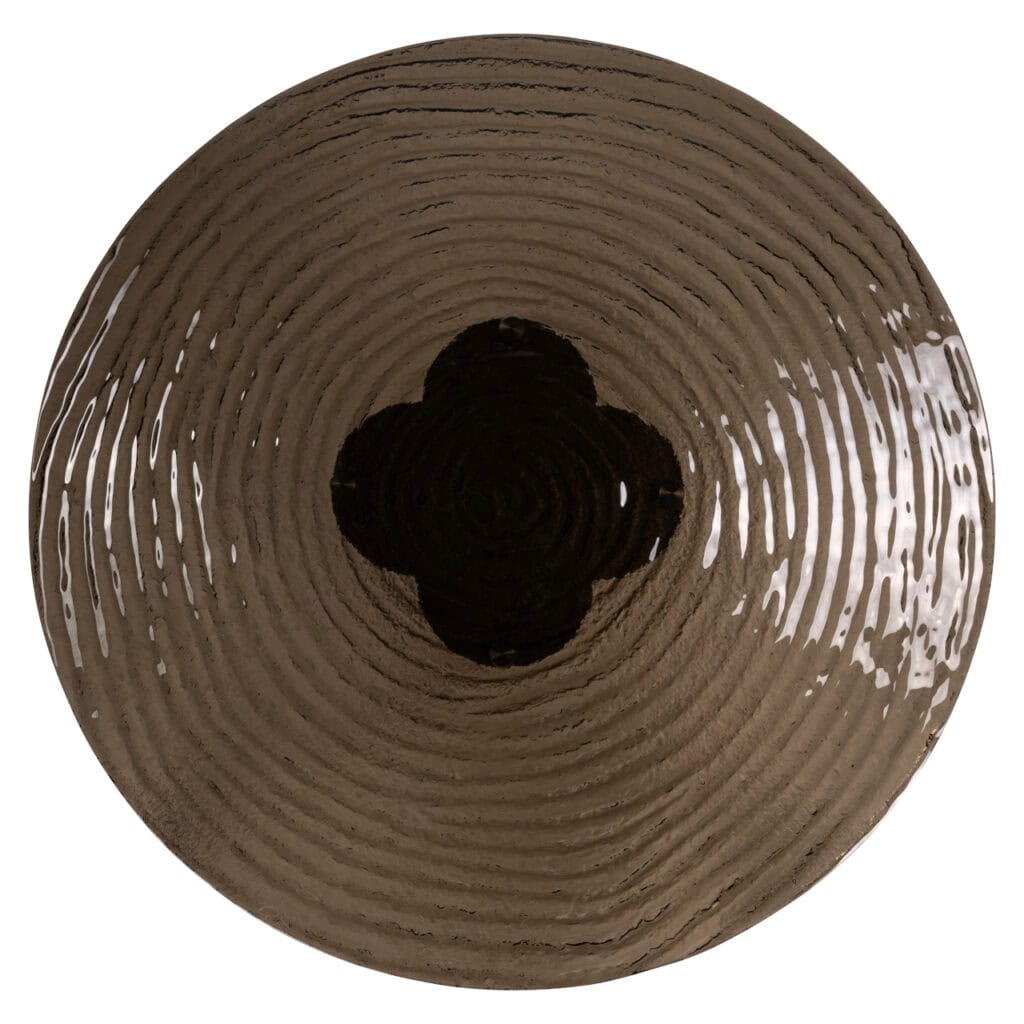 Decoratief houten bord met cirkelpatroon en centrale bloemvorm.