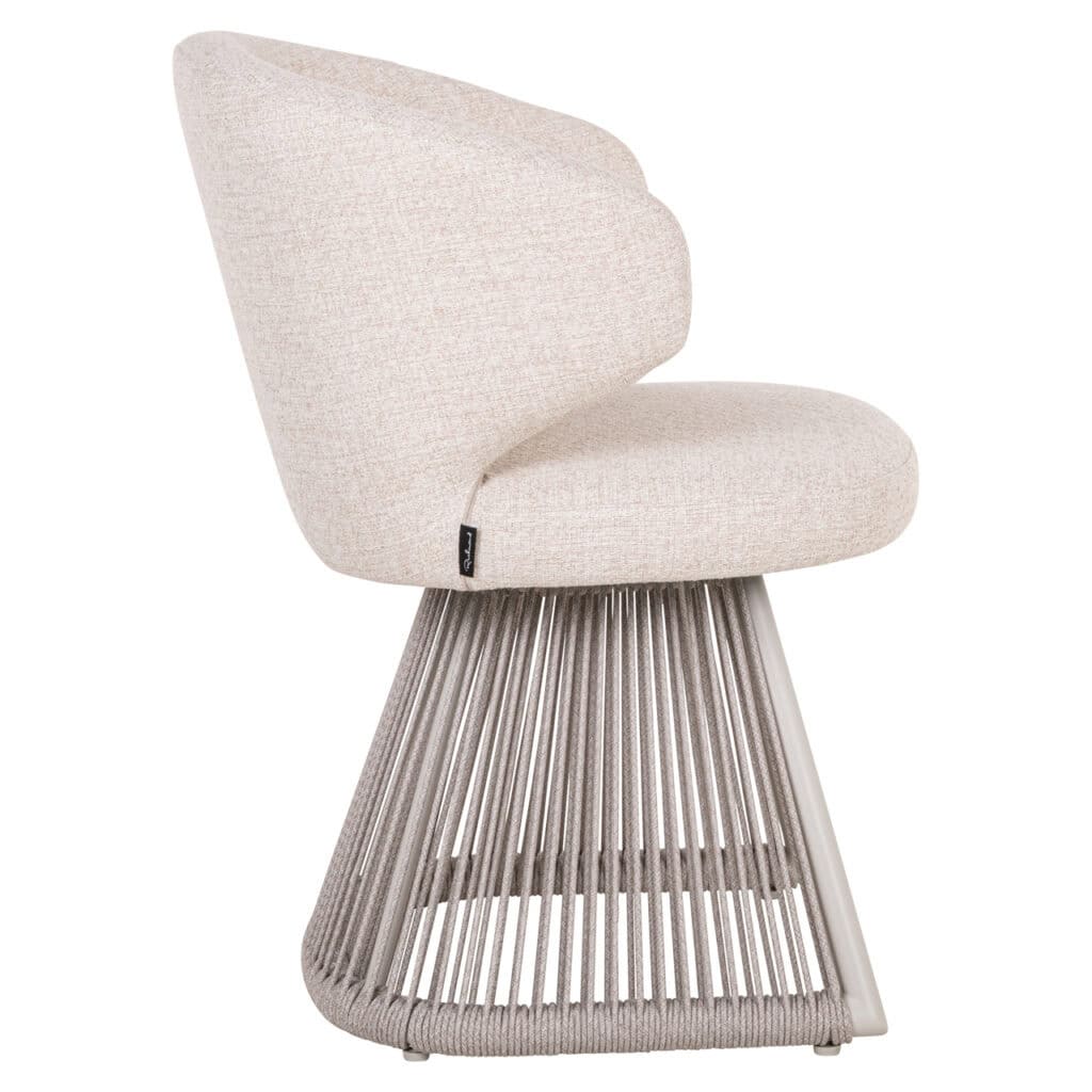 Moderne lounge stoel met metalen onderstel en beige bekleding, perfect voor interieurontwerp en comf.