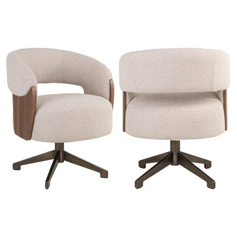 Moderne beige kantoorstoelen met houten armleuningen en draaibasis.
