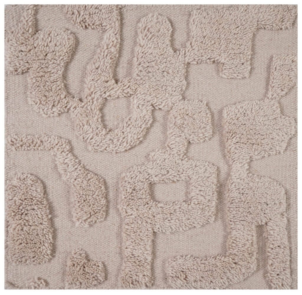 Zacht beige tapijt met abstract patroon, perfect voor moderne interieurs.