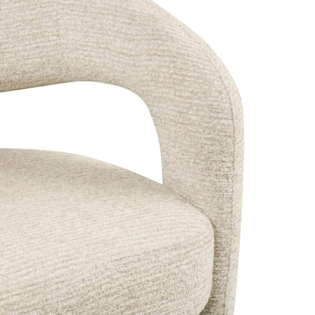 Zachte beige gestoffeerde stoel voor elegant interieur en comfort.