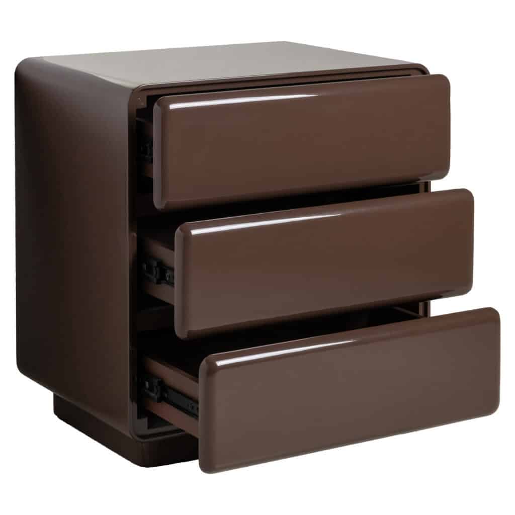 Bruine ladekast met drie ruime lades, modern design voor kantoor of slaapkamer.