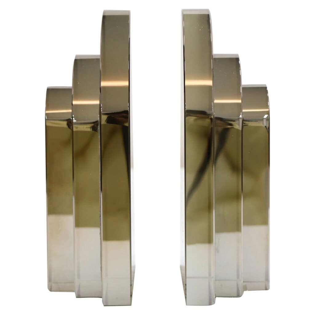 Moderne gouden metalen sculpturen voor interieurdecoratie.