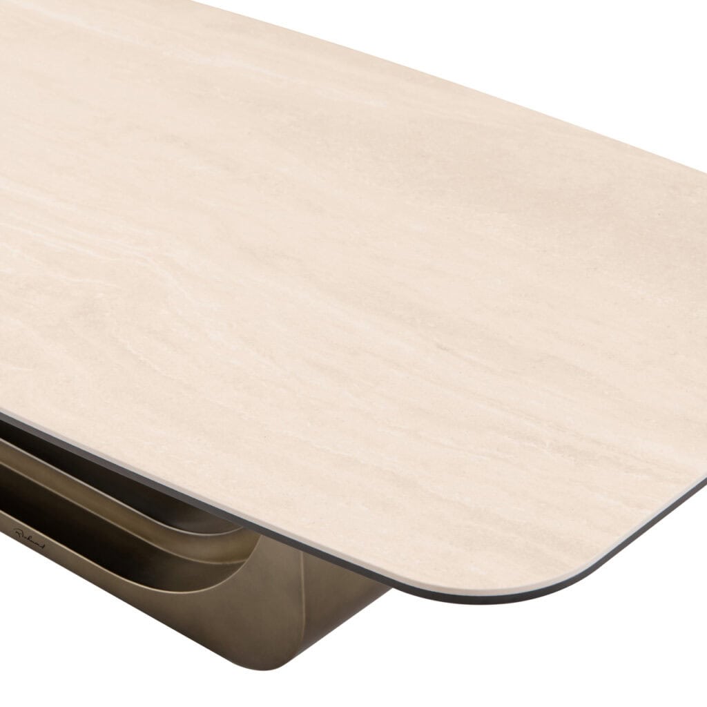 Moderne eettafel met marmeren blad en zwart metalen onderstel, perfect voor stijlvolle eetkamers.