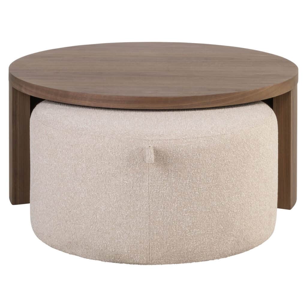 Ronde salontafel met houten blad en bijpassende stoffen poef voor modern interieur.