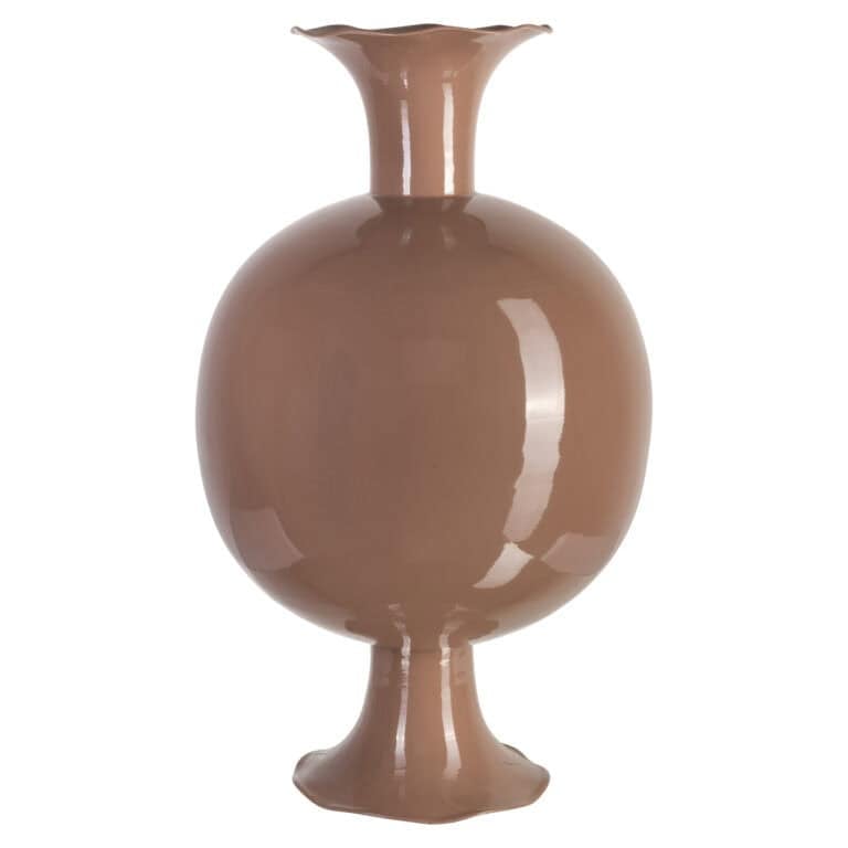 Keramische vaas in beige met unieke vorm en glanzende afwerking voor stijlvolle interieuraccenten.