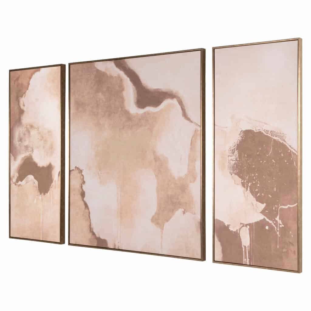 Drie grote abstract kunstwerken in zachte aardetinten voor modern interieurdesign.