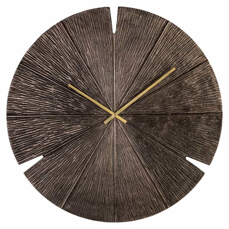 Moderne houten wandklok met natuurlijke afwerking en goudkleurige wijzers.