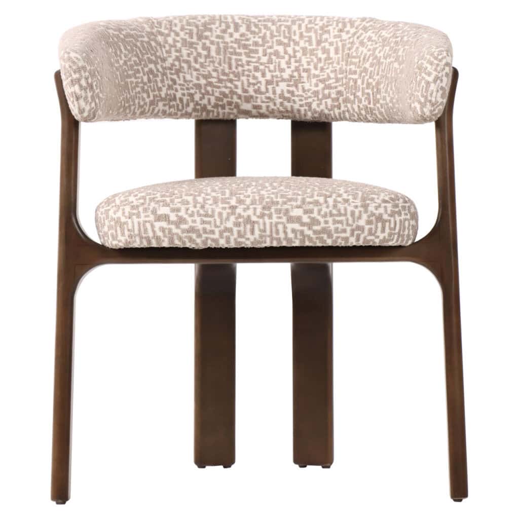 Eetkamerstoel met houten frame en beige stoffen bekleding, modern design.