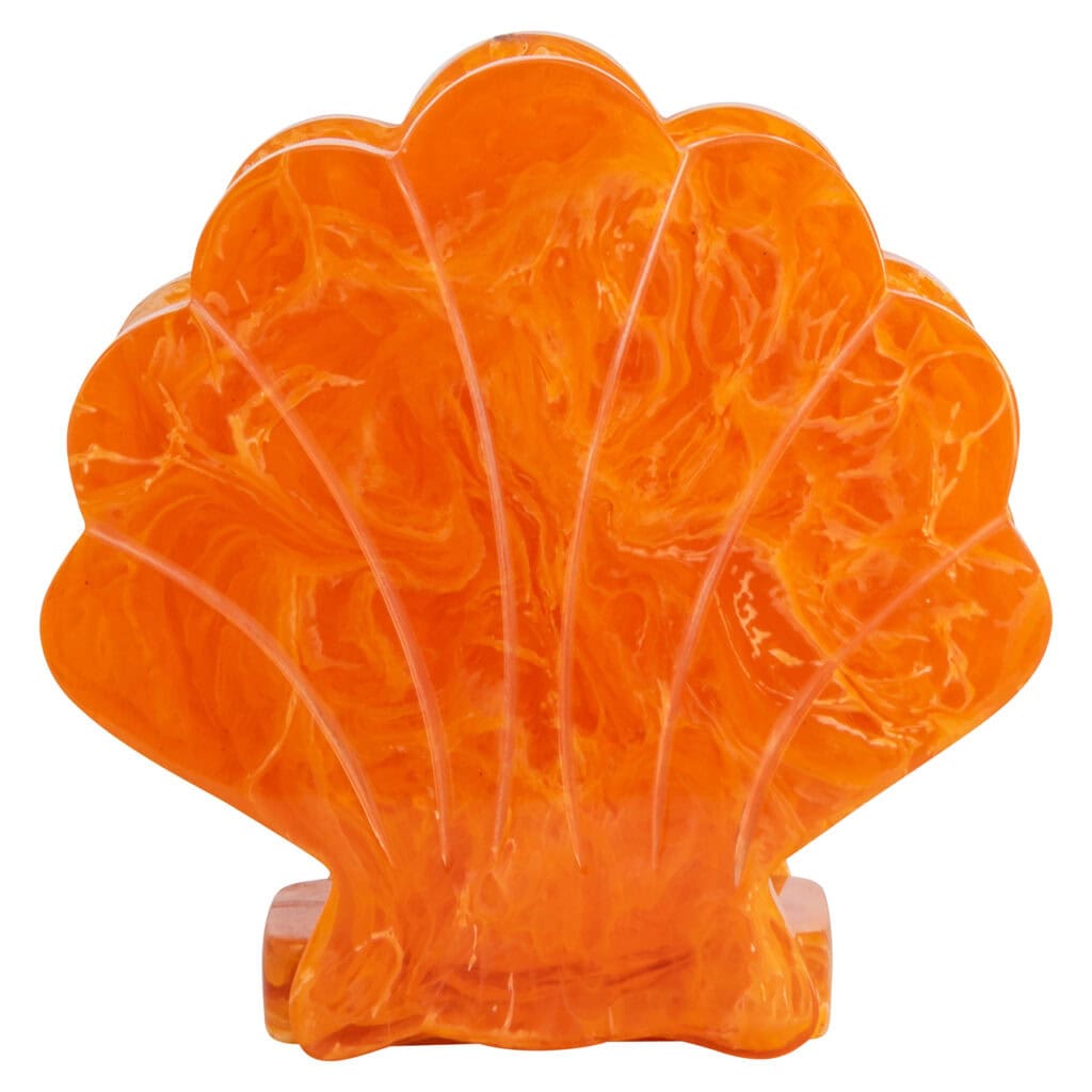 Decoratieve schelpmotief vaas in oranje marmerstijl, uniek design voor interieurdecoratie.