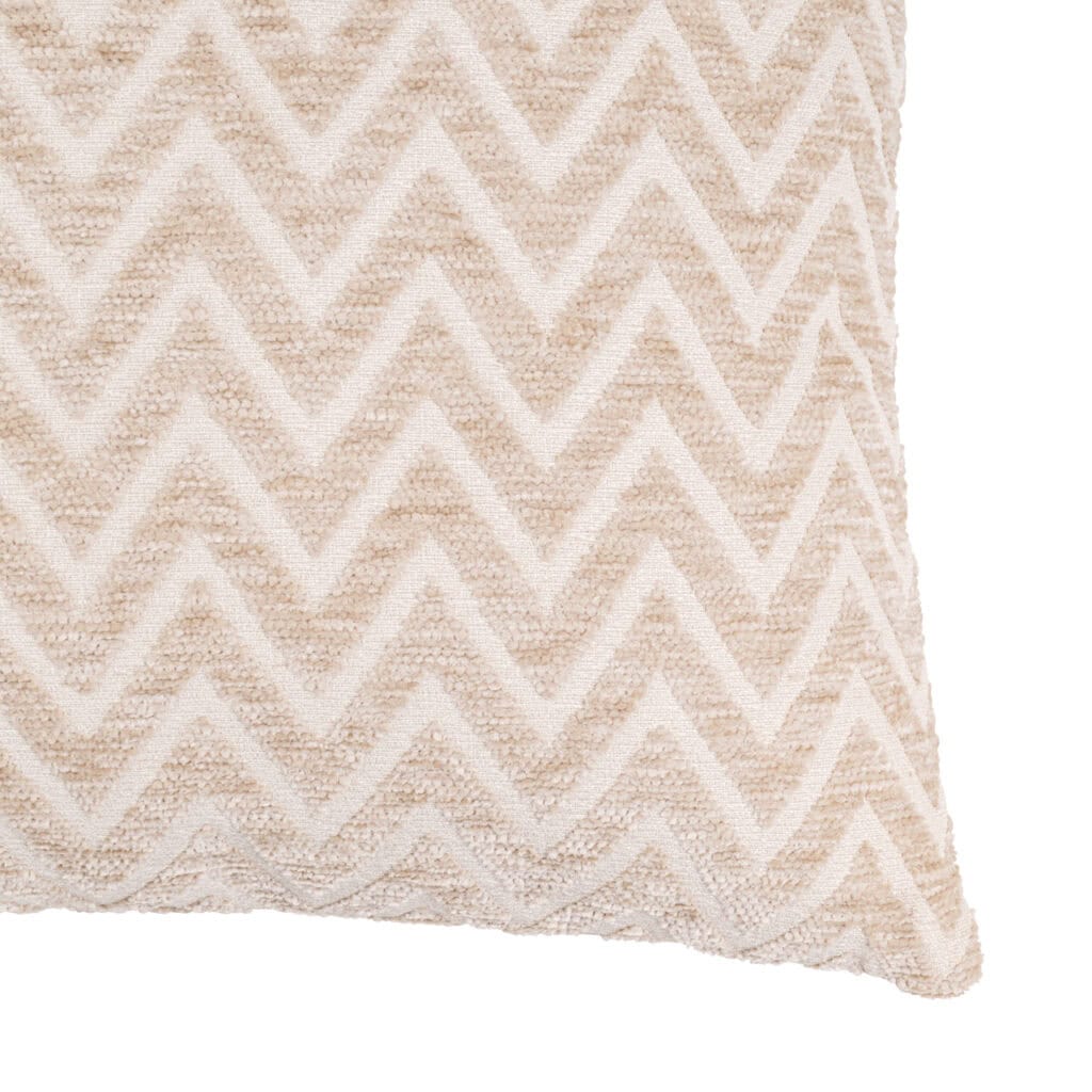 Beige kussen met geometrisch zigzag patroon, zacht textuur, perfect voor modern interieur.