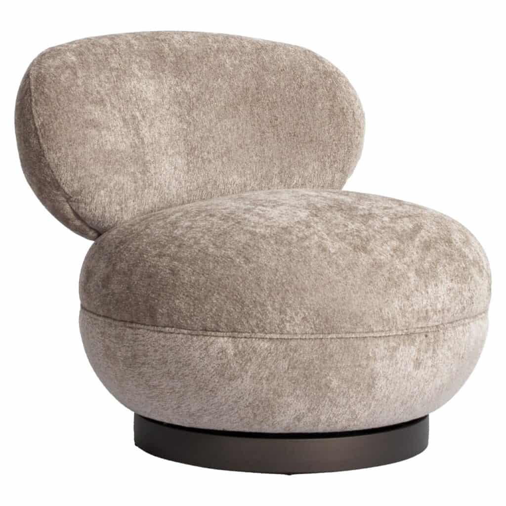 Luxe velvet fauteuil met ronde vorm, beige kleur, comfortabele zit, modern design.