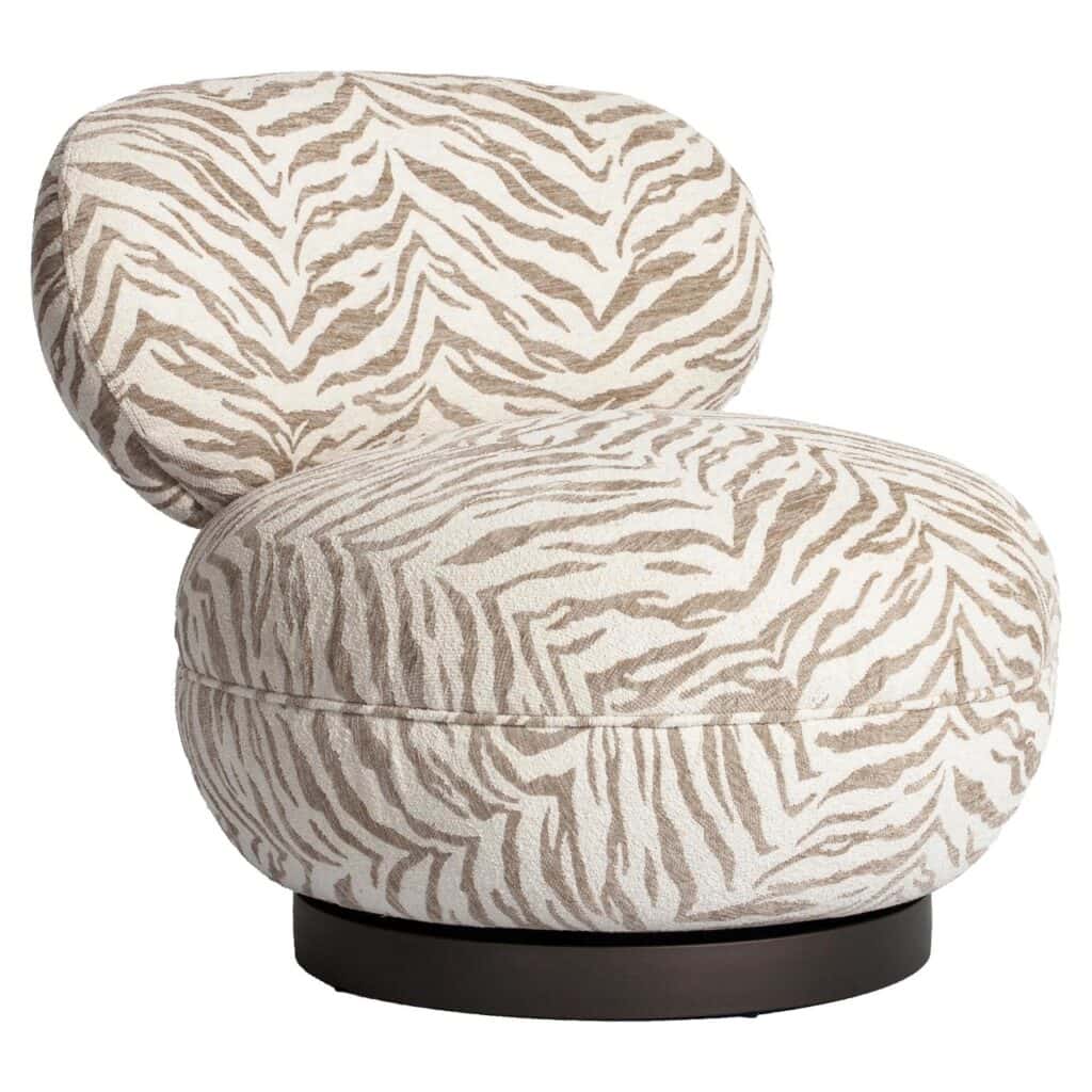 Lounge-Sessel im Zebradruck mit bequemer Polsterung und runder Form für eine stilvolle Sitzecke.
